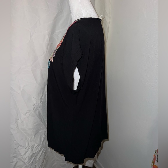 *LUNA MOON* Short Sleeve Embroidered Blouse SIZE Medium - Picture 2 of 4